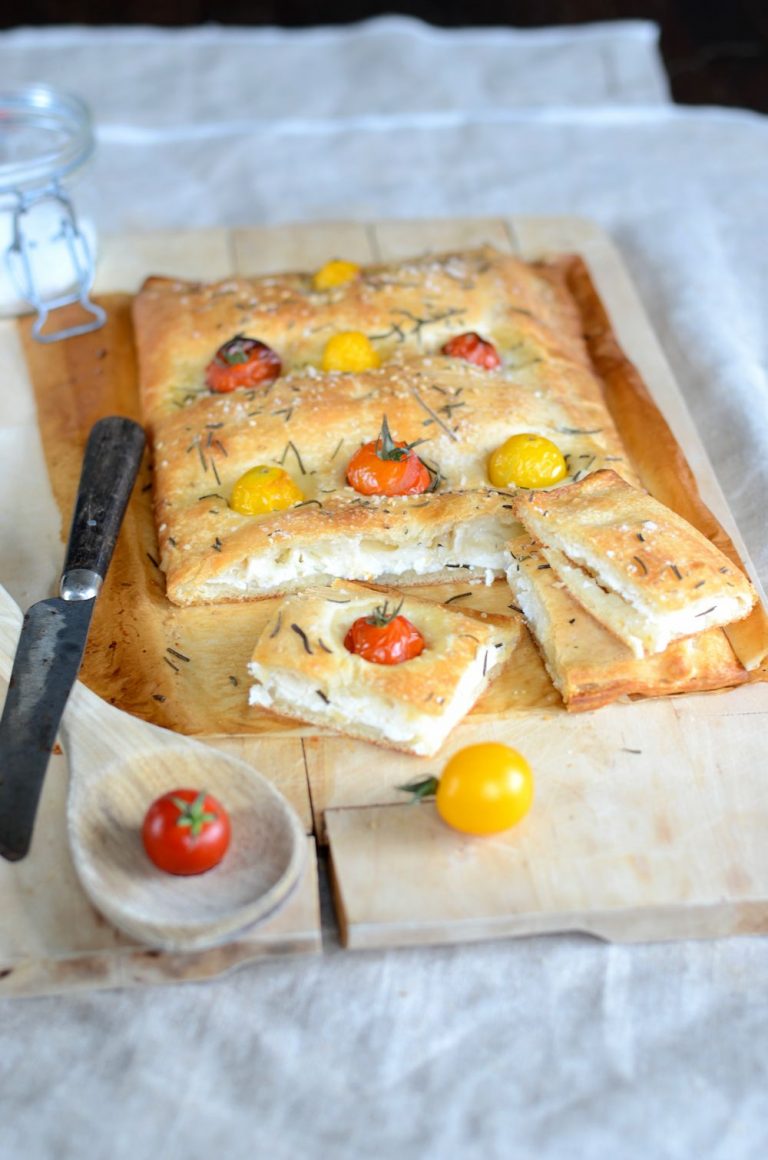 Fougasse maison aux tomates cerises, fromage de chèvre et ricotta