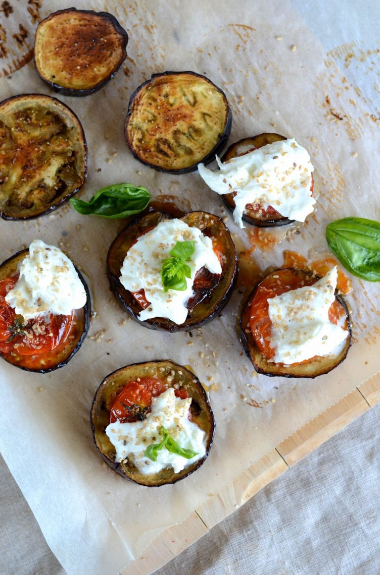 Pizza d'aubergine, tomate et mozzarella